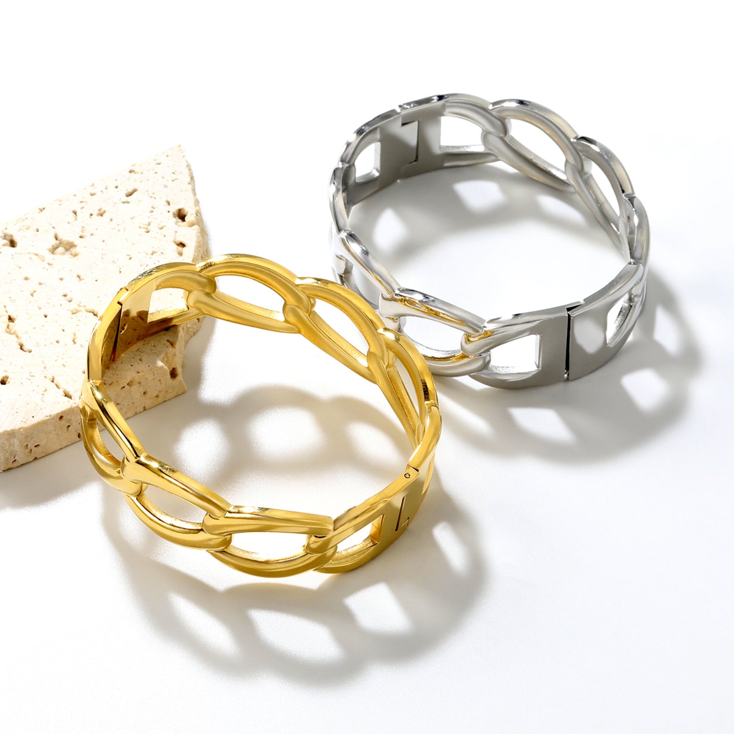 Interloop Bangle in gold